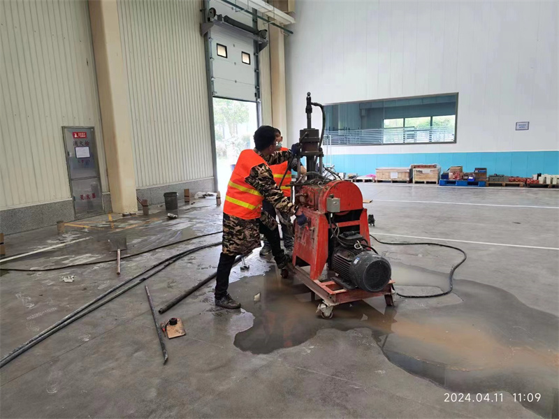 龙门镇厂房地面下沉塌陷注浆加固施工